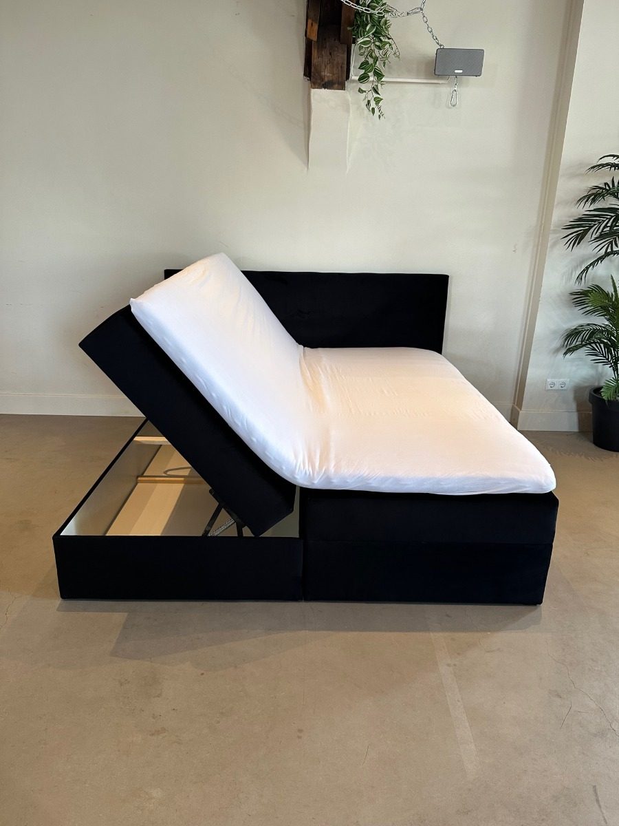 Boxspringbett Amsterdam mit geöffnetem Bettkasten