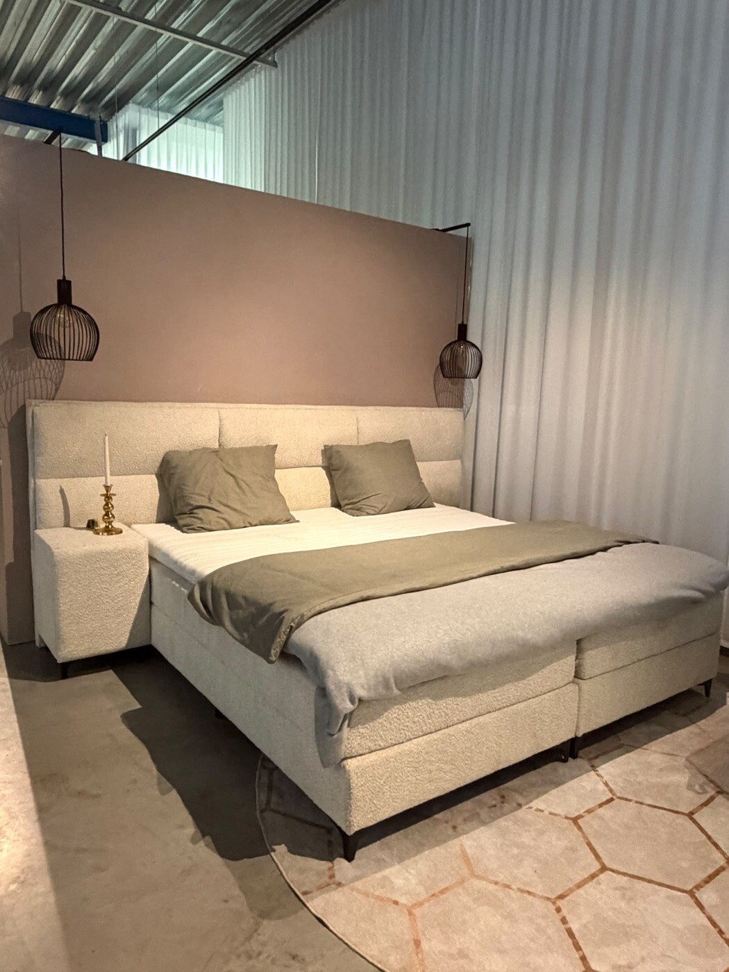Boxspringbett mit Bettkasten Bologna im Showroom