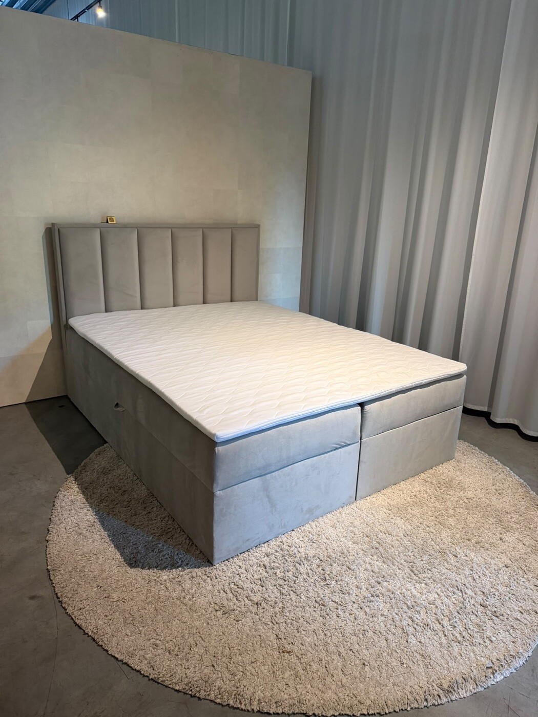 Basisbox mit Bettkasten im Showroom