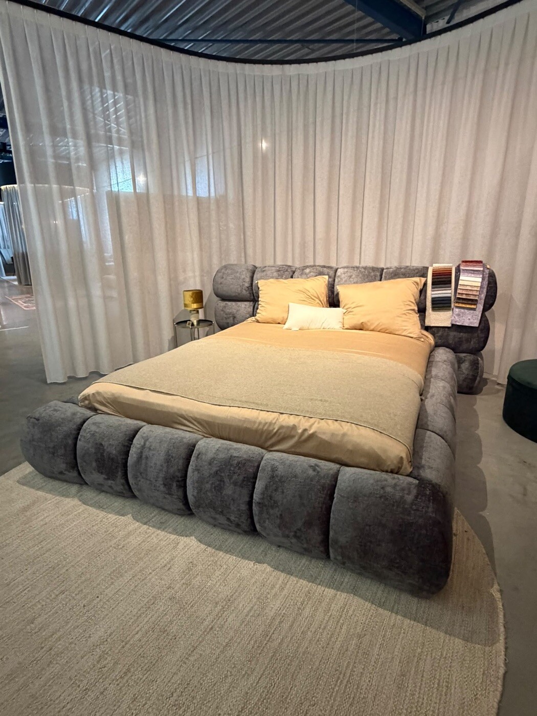 Bettgestell mit Bettkasten Asolo im Showroom