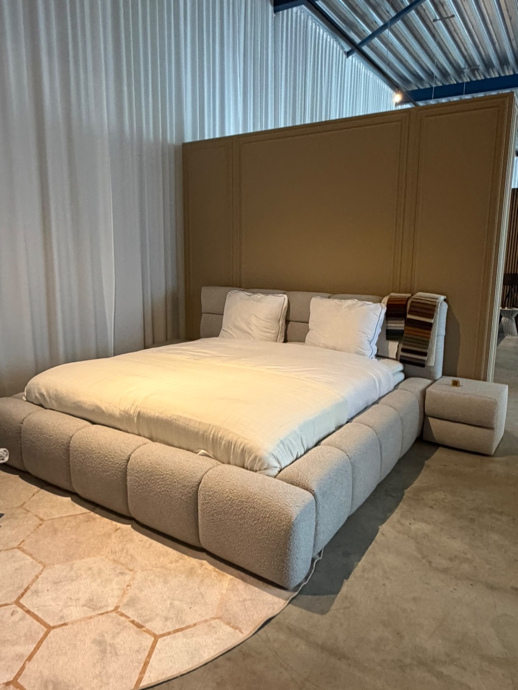Luxus-Polsterbett Milan mit Stauraum im Showroom