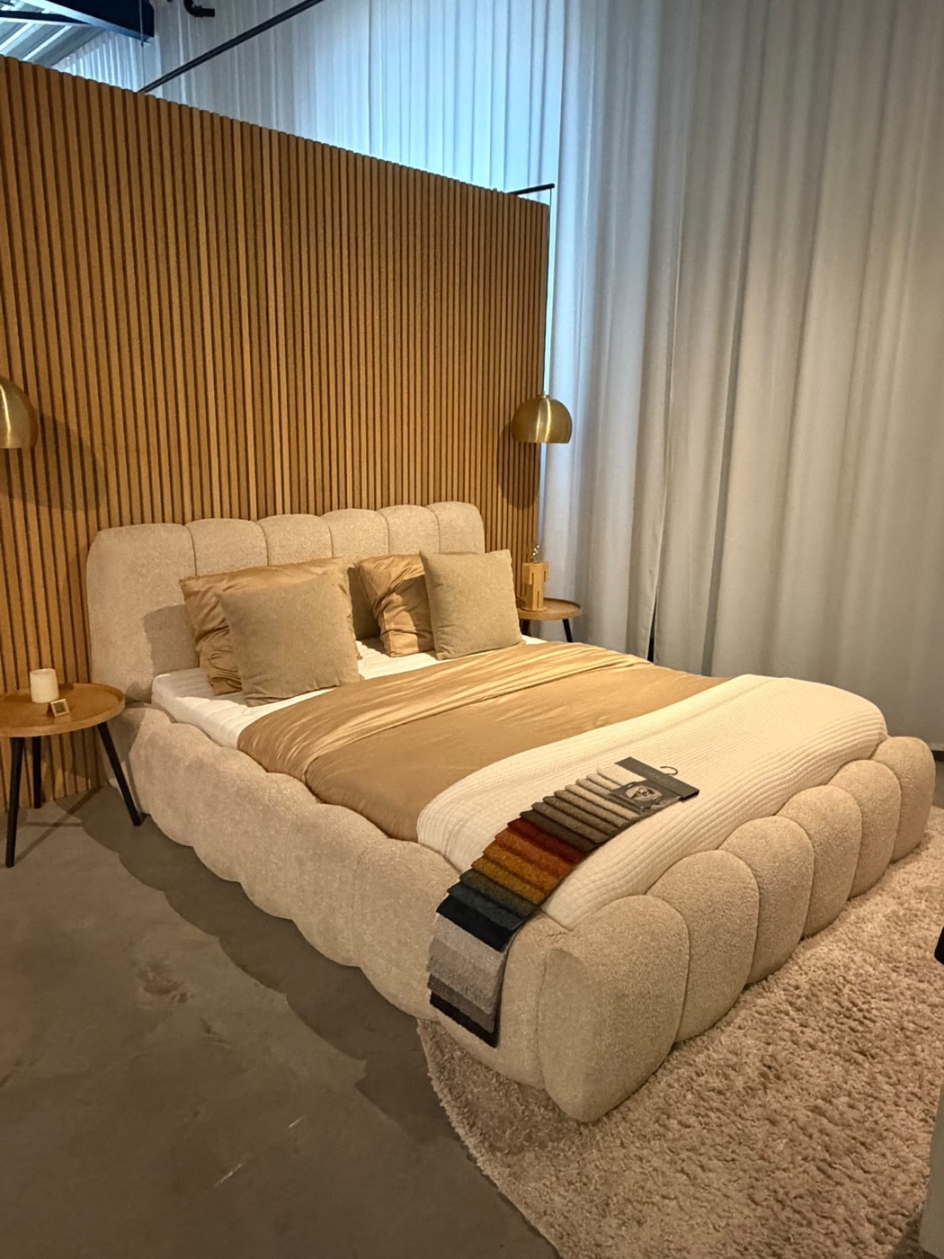 Bettgestell mit Stauraum Seattle im Showroom