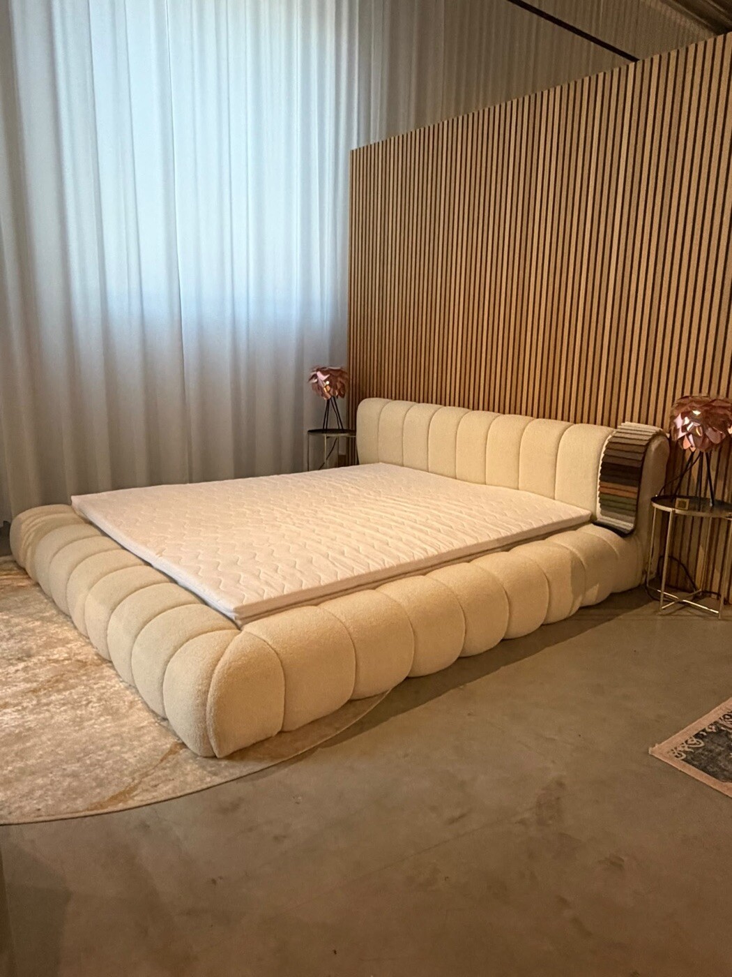 Siena Cloud-Bett im Showroom