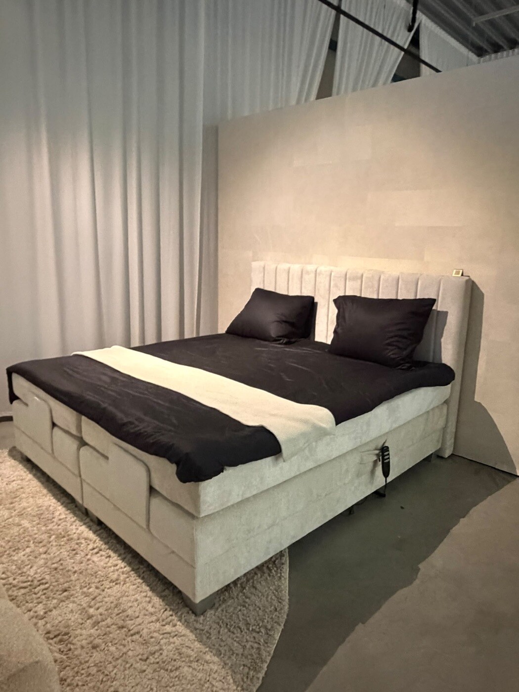 Elektrisches Boxspringbett im Showroom
