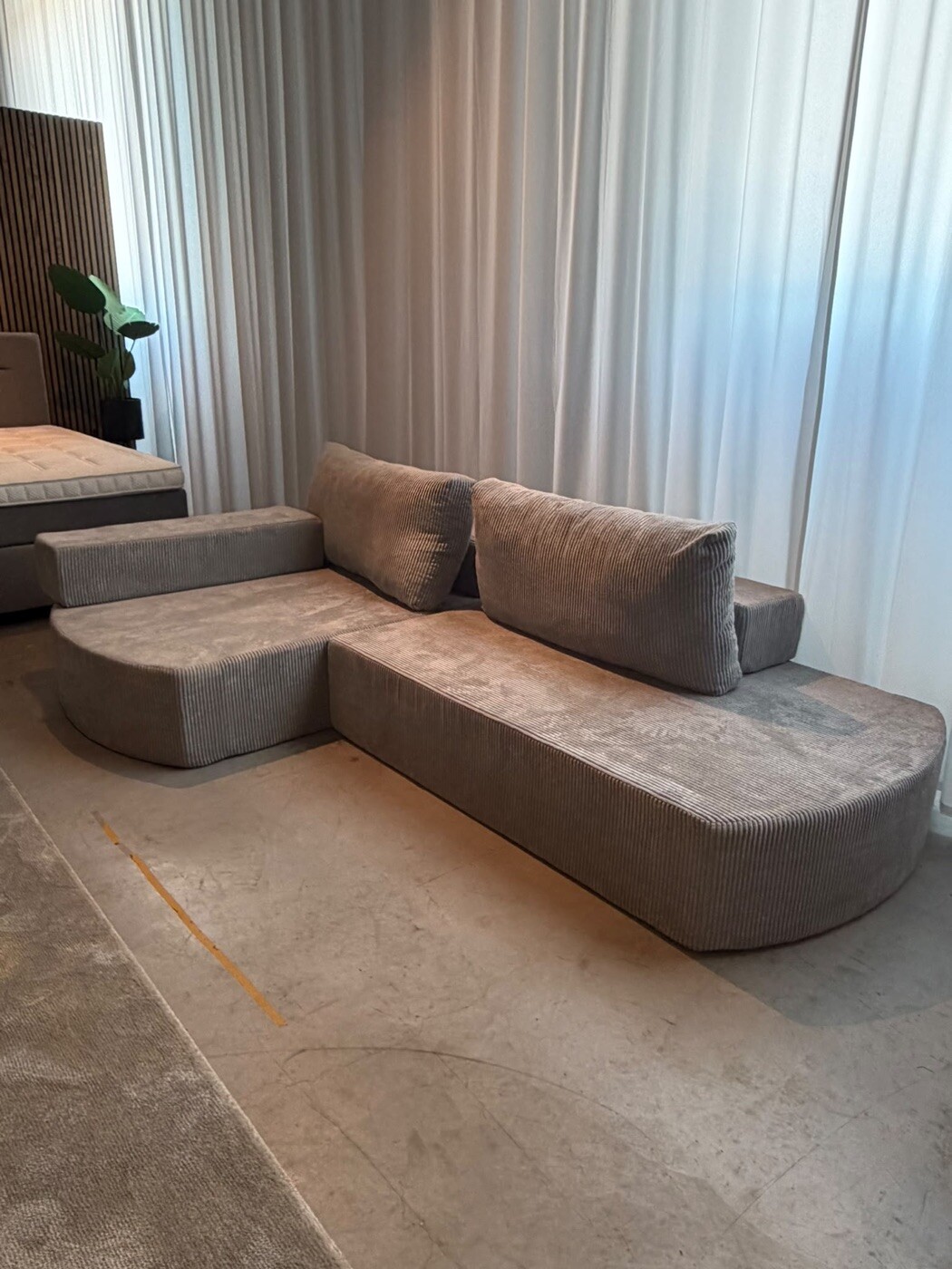 3er-Ecksofa Lucca im Showroom