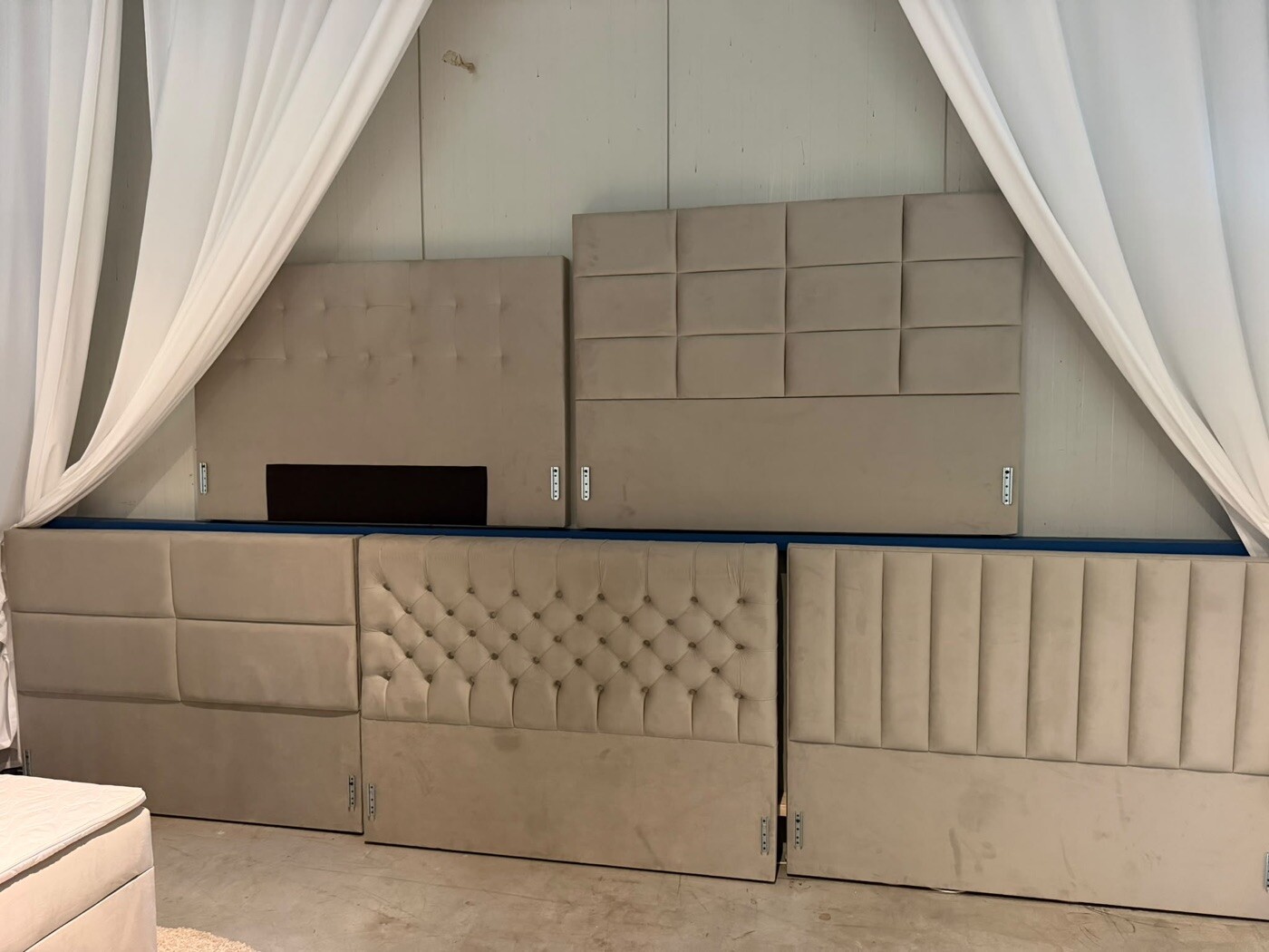 Einzelne Kopfteile im Showroom