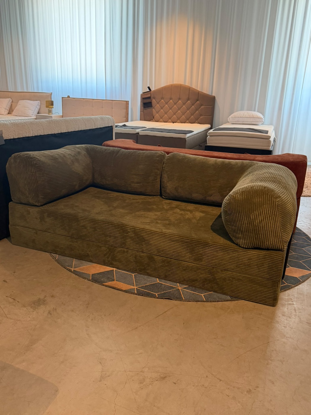 3er-Futon-Schlafsofa Asti im Showroom