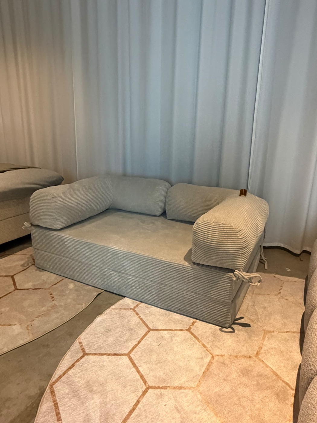 2er-Futon-Schlafsofa Nara im Showroom